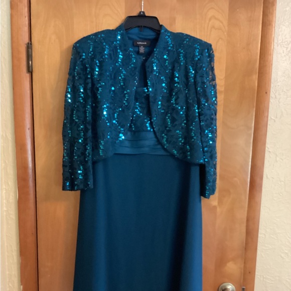 Green two-piece, formal dress - Picture 2 of 6